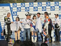 すかさずRGツーリングクラブをシュワンツとドゥーハンにアピールするRG。