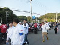 1000台のバイクが並ぶ中、スタート地点に向かうRGツーリングクラブ。