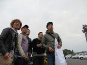 いきなりウィンドブレーカーを持ち去ろうとしたおばさんに唖然とするRGツーリングクラブ。