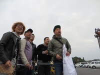 いきなりウィンドブレーカーを持ち去ろうとしたおばさんに唖然とするRGツーリングクラブ。