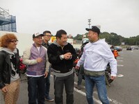 できあがったRGツーリングクラブのウィンドブレーカーでさっそくボケるリーダー。