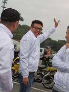 ウィンドブレーカーを着て気絶する西川。