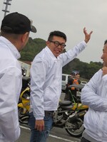 ウィンドブレーカーを着て気絶する西川。