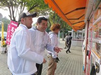 おごってくれるという先輩・下畑に稲川淳二ふうにボケる堤下。