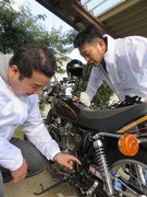 西川のビジネスバイク好きを疑う堤下がバイクの汚れを指摘。