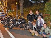 予定より少し遅れて出発の記念撮影。