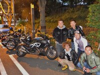 予定より少し遅れて出発の記念撮影。