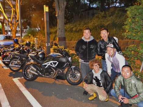 予定より少し遅れて出発の記念撮影。