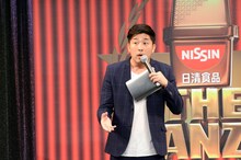 1人コントを披露するあべこうじ。