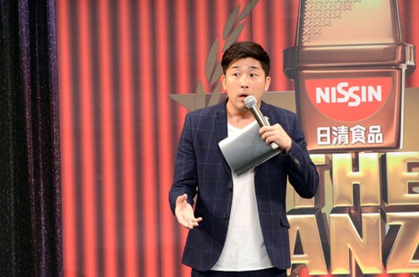 1人コントを披露するあべこうじ。