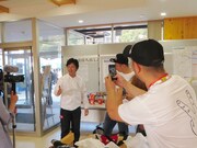 さっそくウィンドブレーカーを着た中野に大喜びのメンバーたち。