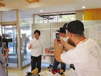 さっそくウィンドブレーカーを着た中野に大喜びのメンバーたち。