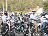 「グランプリロードR123パレード」スタート直前の様子。