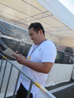 もてぎツインリンクで観客からサインを頼まれる堤下。