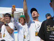 スター堤下を激写する下畑、ボン、元ランチで作家の田口。