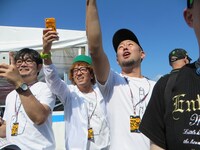 スター堤下を激写する下畑、ボン、元ランチで作家の田口。