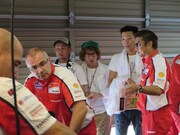 ピットの様子に圧倒される西川、ボン、下畑（右から）。