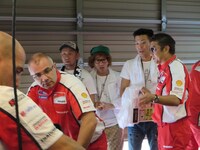 ピットの様子に圧倒される西川、ボン、下畑（右から）。