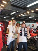 記念撮影をする下畑、ボン、西川（右から）。