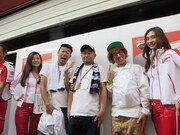 美女たちと撮影するボン、下畑、西川（右から）。