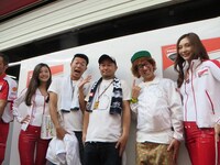 美女たちと撮影するボン、下畑、西川（右から）。