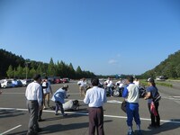 バイクとRGツーリングクラブを激写するツインリンクもてぎの大人たち。