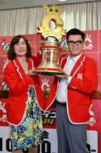 「キングオブコント2014」王者のシソンヌ。左がじろう、右が長谷川。