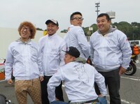 完成したばかりのRGツーリングクラブオリジナルウィンドブレーカーを披露する一同。