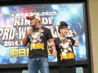 指輪をしてない左手を見せる馬場園。