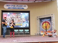 ゴムパッチンで吹き飛ばされた本間。