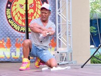 オイルがとれてすぐに補充する本間。床はベトベトに。