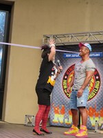 本間を笑わせようと「焦りすぎてすぎにこけしを出そうとする本間のモノマネ」をする馬場園。