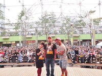 DVD「激情プロレスリング ～爆笑！大阪頂上決戦～」発売記念トークショーに登場した、アジアン馬場園、真壁刀義、本間朋晃（左から）。