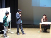 おけらの戦わせ方について熱弁する東直子。