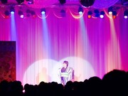 「水谷千重子ディナーショー ～そうだ、千重子が歌おう～」の様子。