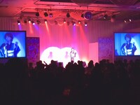 「水谷千重子ディナーショー ～そうだ、千重子が歌おう～」の様子。