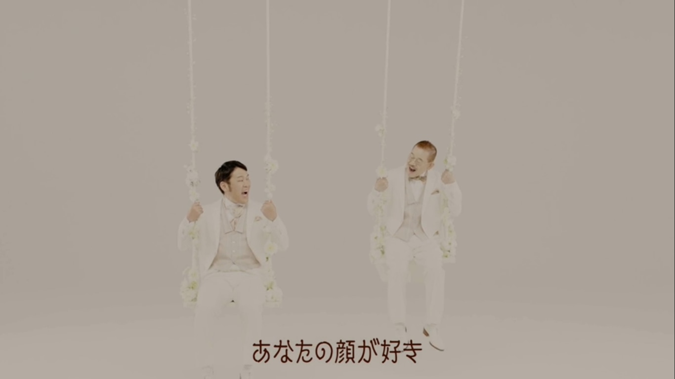 「“白のひととき”の唄」PVに出演する（左から）つぶやきシロー、マギー司郎。