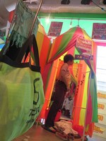 衣装に着替える押見。