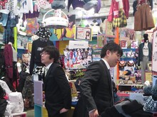 小道具を物色中の犬の心。