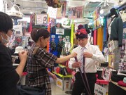 スタッフと小道具を相談中のいけや。