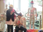 マネキンと撮影する犬の心。