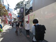 竹下通りでカメラを向けられながら歩く犬の心。