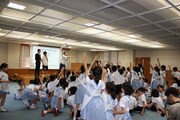 手塚山学院小学校で行われた「笑育」の様子。(c)松竹芸能