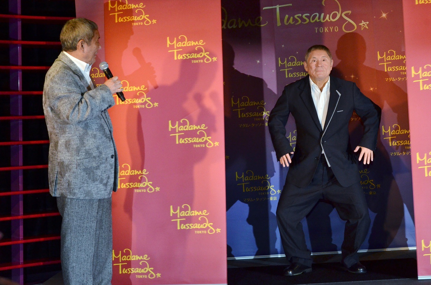 フィギュアお披露目の様子。