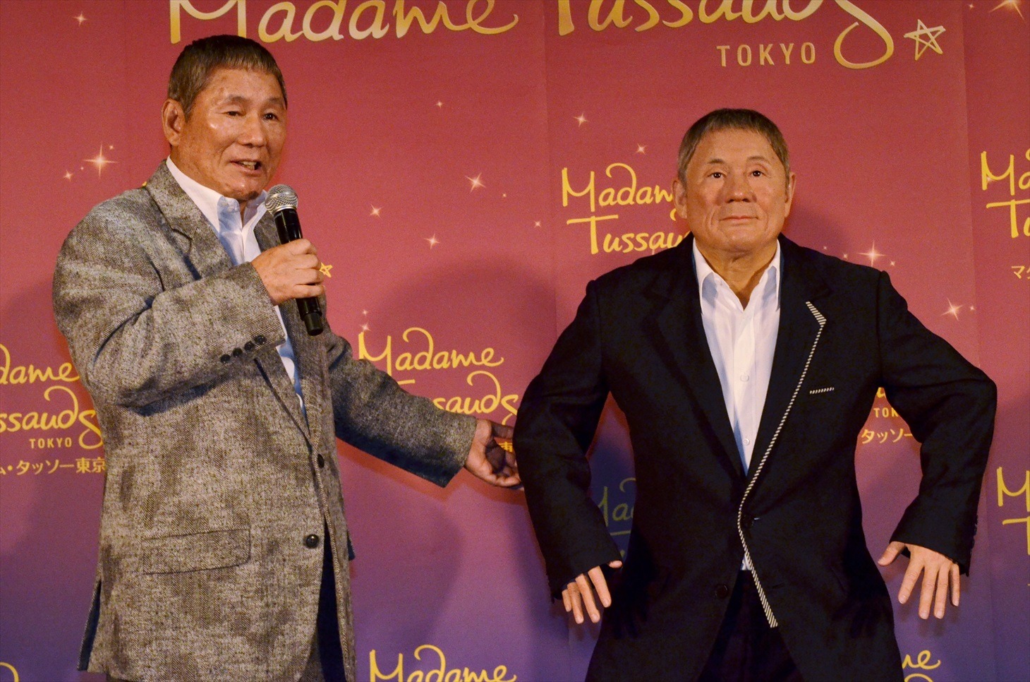 ビートたけしと等身大フィギュア。