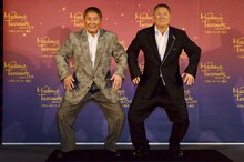 マダム・タッソー東京に展示されている自身の等身大フィギュアとともに「コマネチ」のポーズを取るビートたけし（左）。