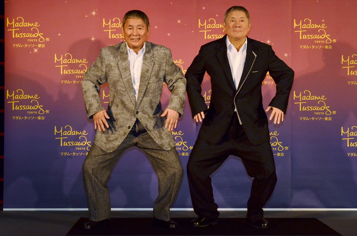 マダム・タッソー東京に展示されている自身の等身大フィギュアとともに「コマネチ」のポーズを取るビートたけし（左）。