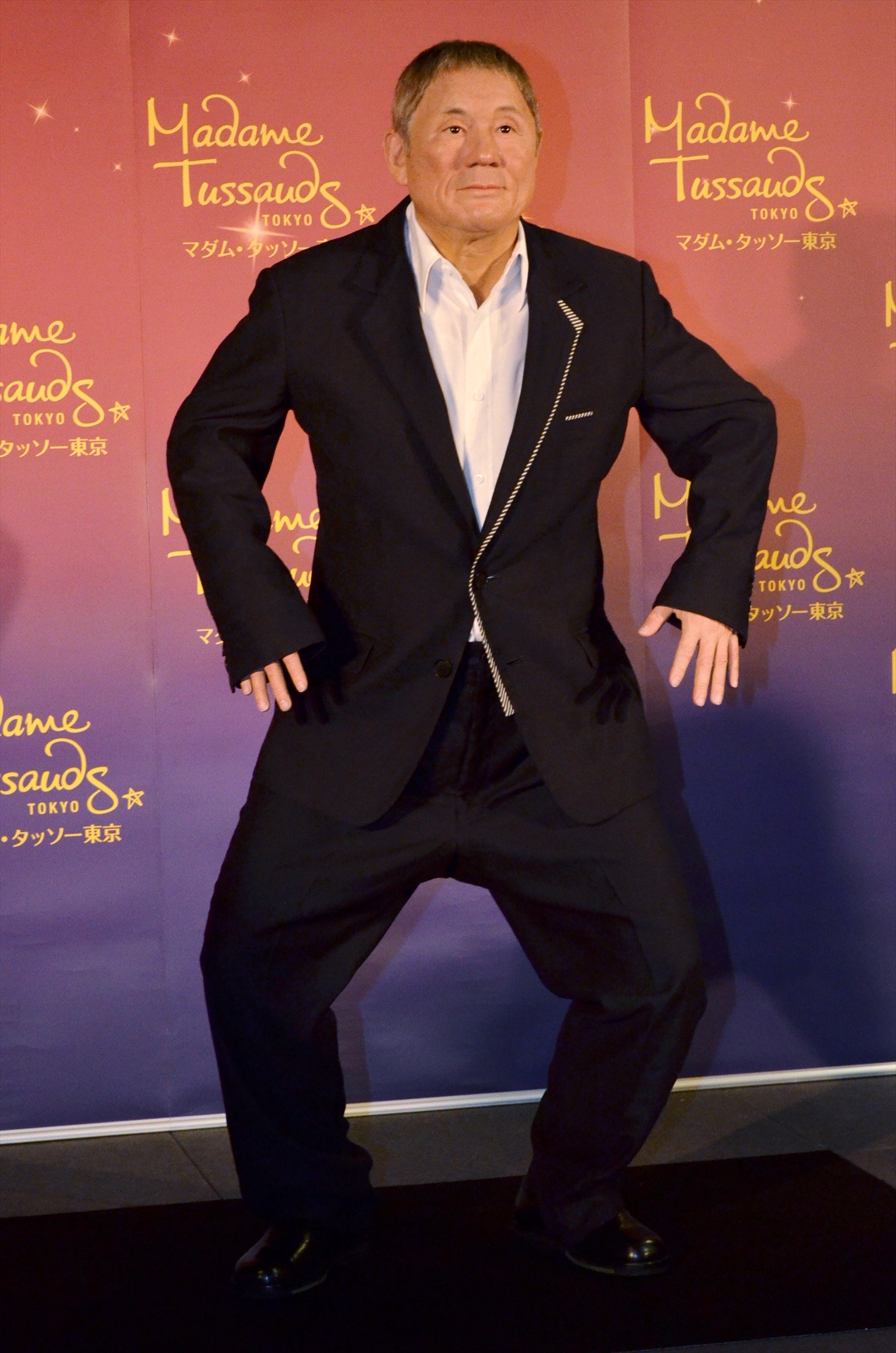 ビートたけしの等身大フィギュア。