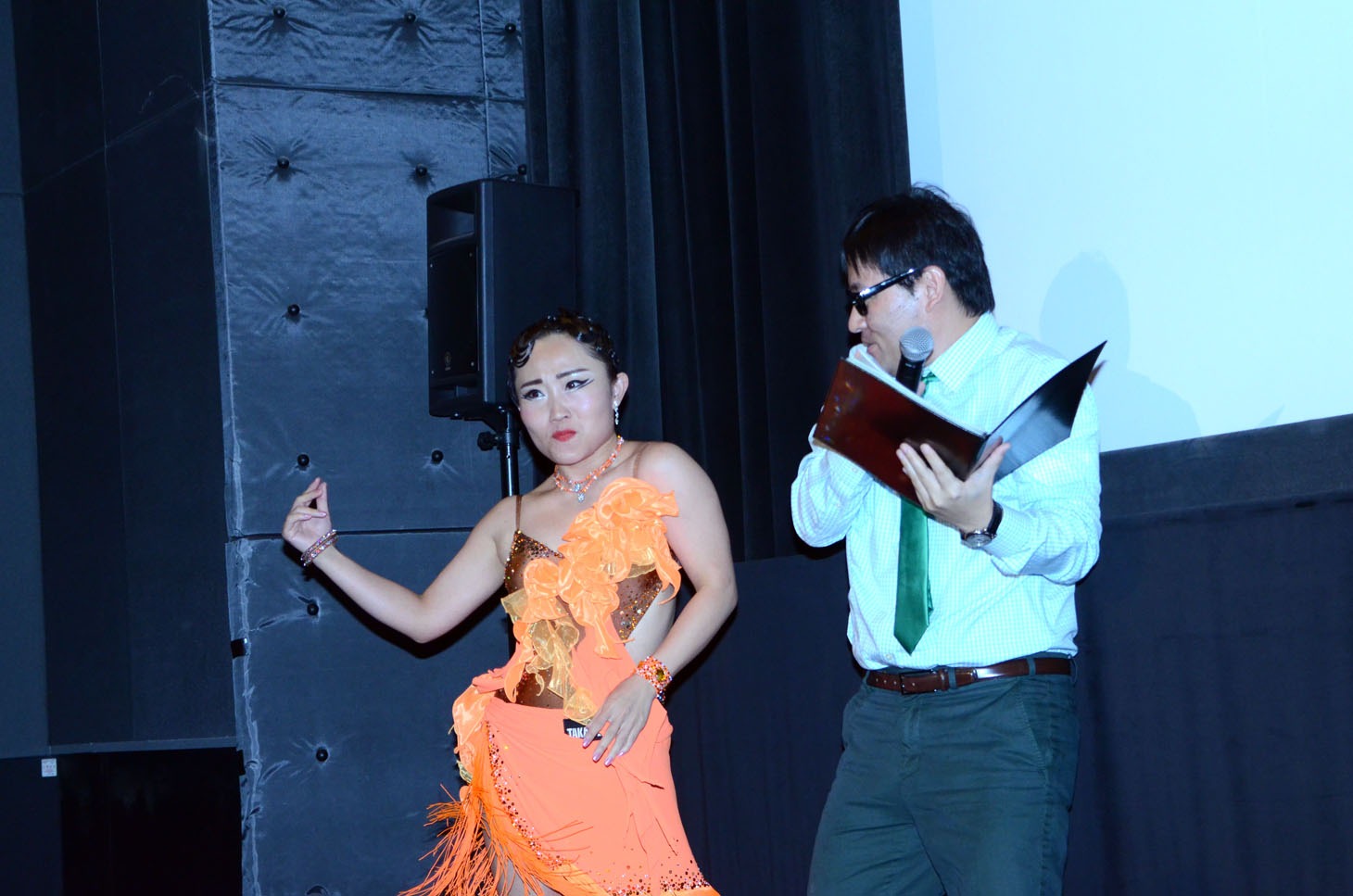 司会のコトブキツカサに絡むキンタロー。。