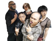 禿夢のメンバーとプロデューサーのヨシユキ（後方中央）。